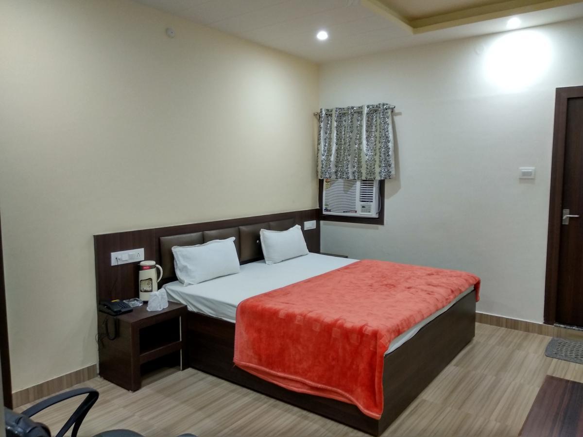 Oyo 60976 Hotel Shree Ji Morena Exteriör bild