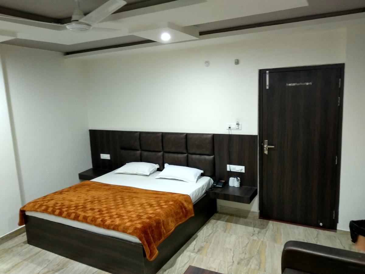 Oyo 60976 Hotel Shree Ji Morena Exteriör bild