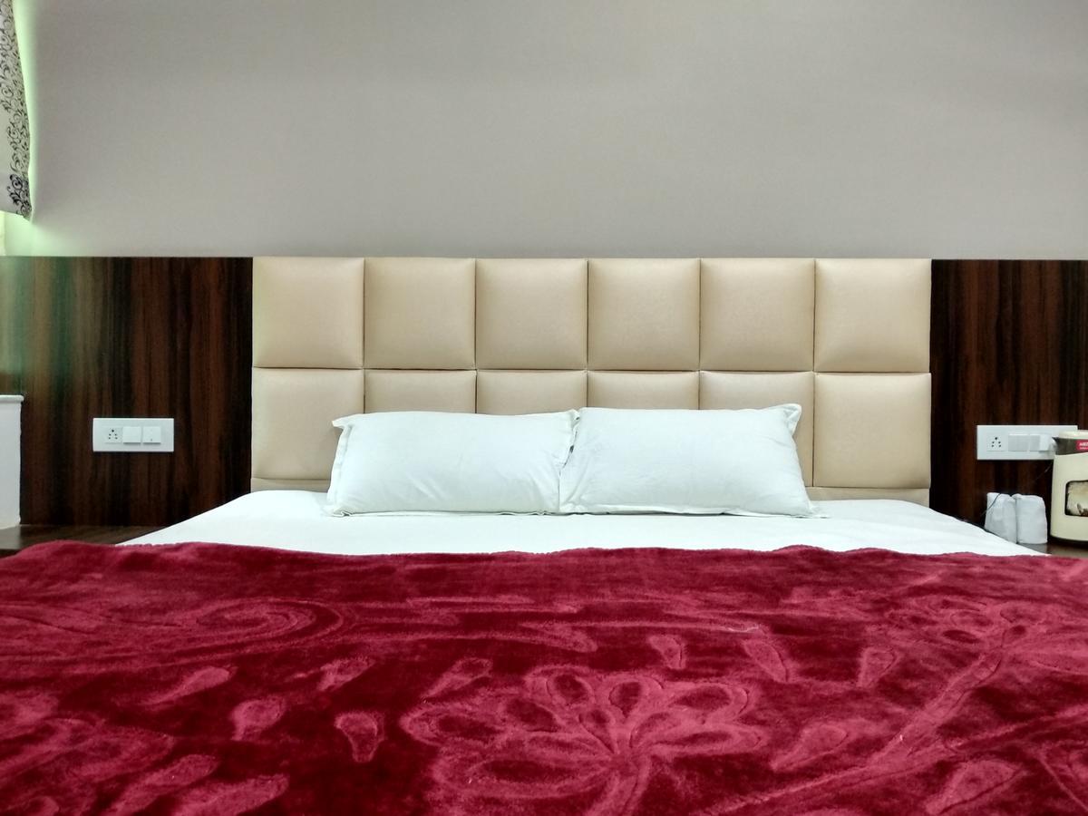 Oyo 60976 Hotel Shree Ji Morena Exteriör bild