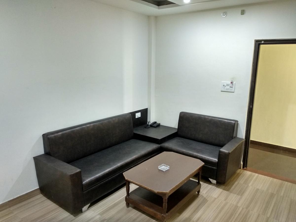 Oyo 60976 Hotel Shree Ji Morena Exteriör bild